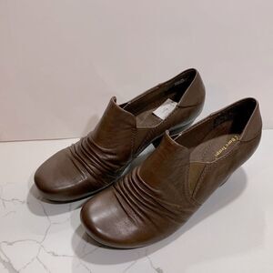 NEW Bare Traps | Leather HARLIE Women’s Chocolate Closed Toe Heels Shoes Slip on